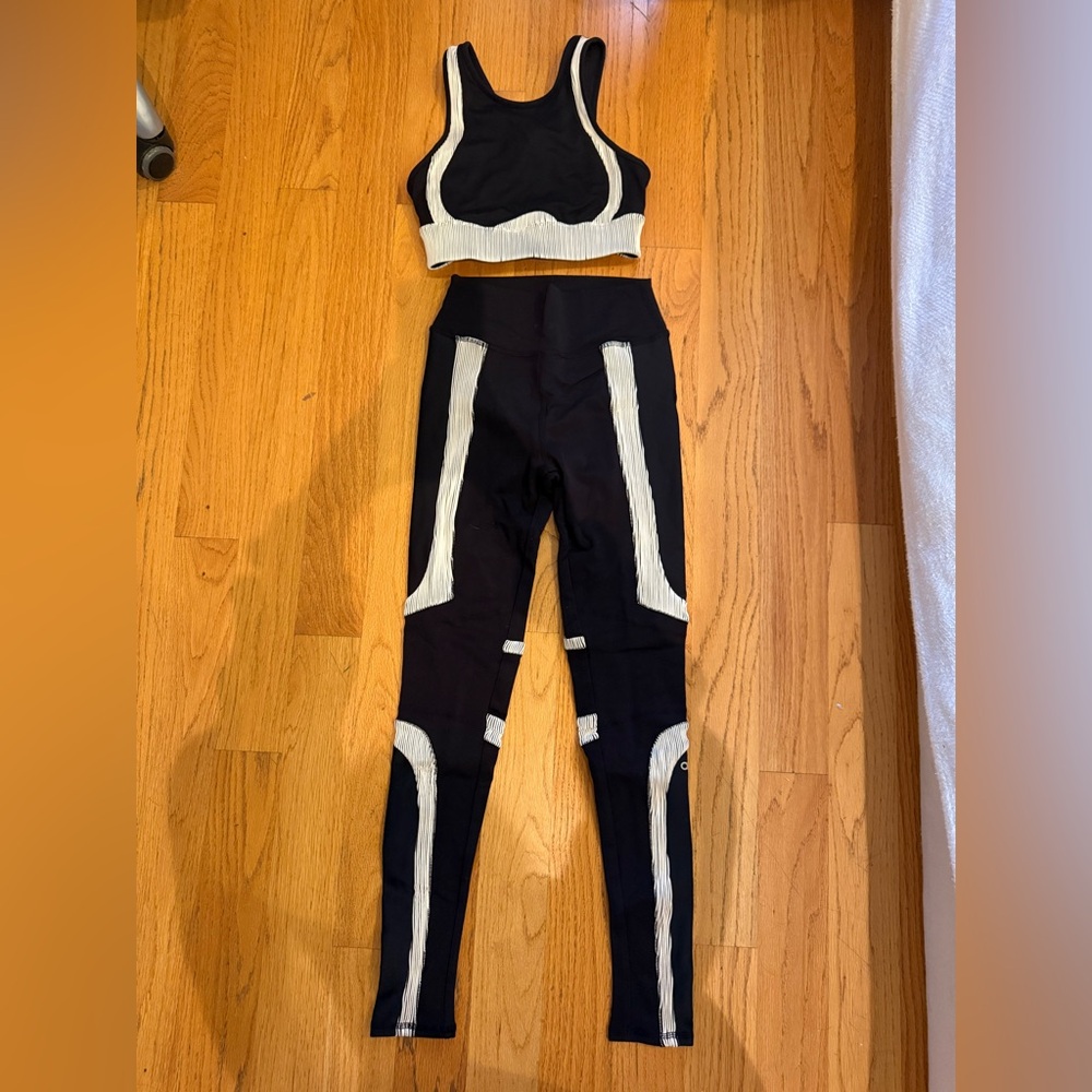 Alo Yoga Electric Bra and Leggings Set; never worn